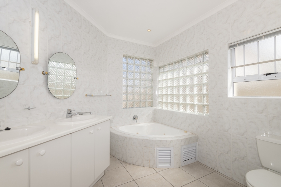 4 Bedroom Property for Sale in Middedorp Western Cape